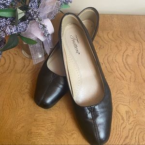 Trotters Doris Black Leather Closed Toe Pumps Shoes sz 8.5 N (Narrow)